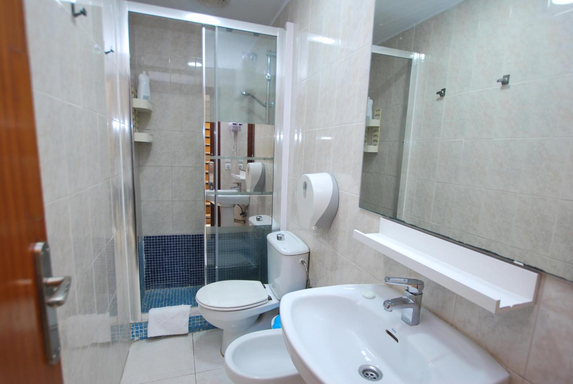 Hotel Tres Leones Vilassar De Mar Extérieur photo