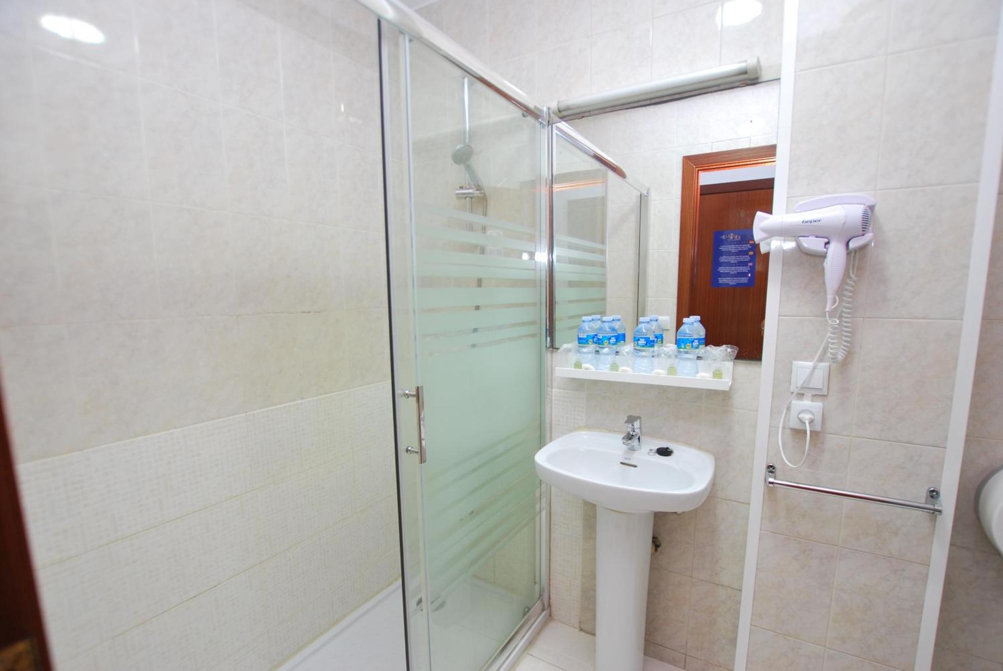 Hotel Tres Leones Vilassar De Mar Extérieur photo
